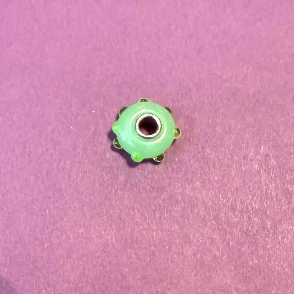 Trollbeads Apple green bud glass bead. - Picture 3 of 7